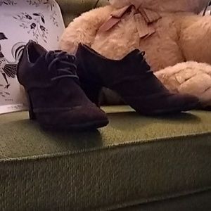 Brown suede heeled shoes